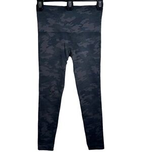 Spanx Black Camouflage “Look at Me Now”Seamless Leggings Women’s Size X-Small